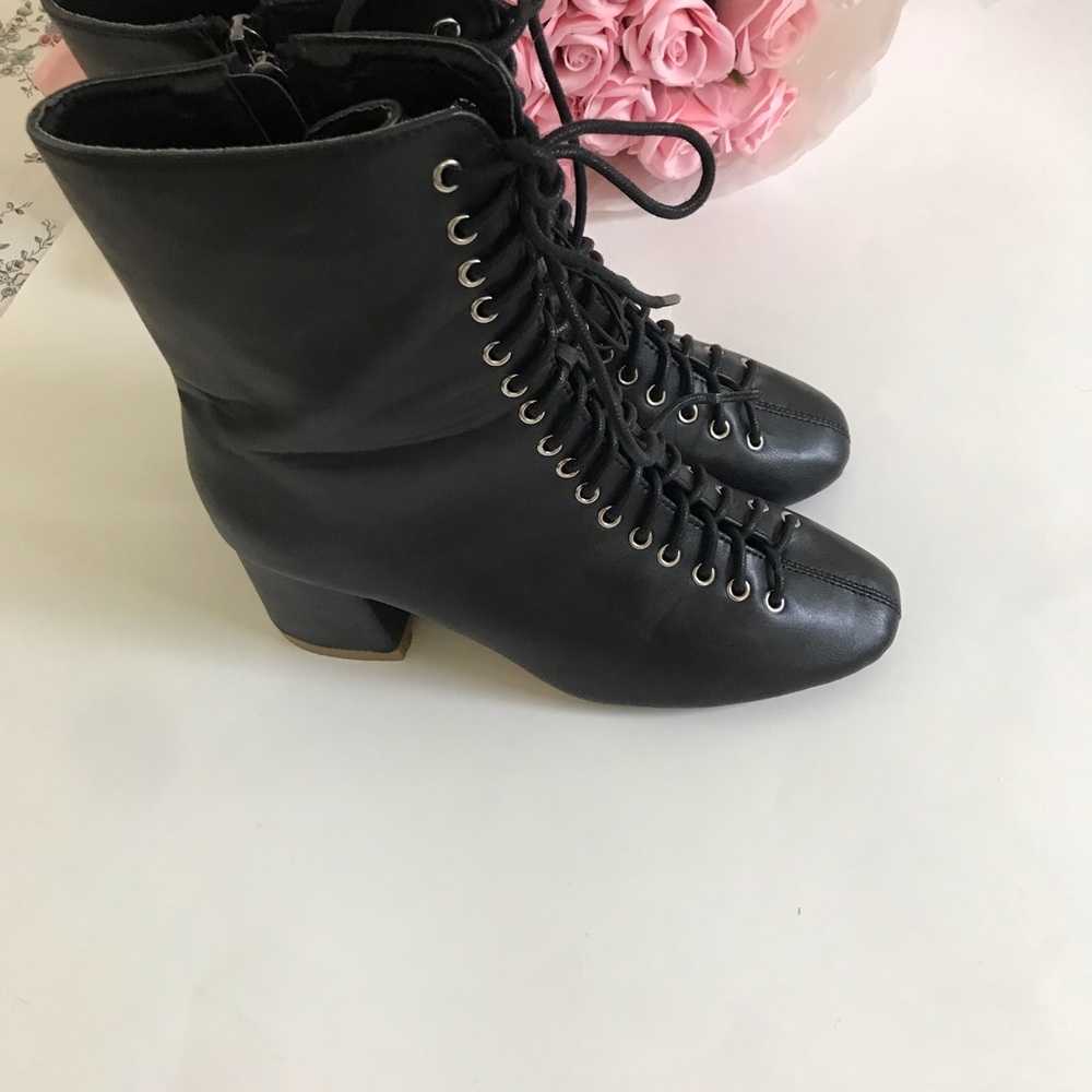 She & In boots - Picture 6 of 9